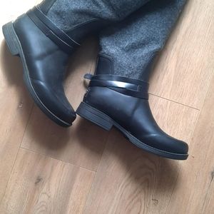 UGG Boots 👢 size 9.5 waterproof UGG